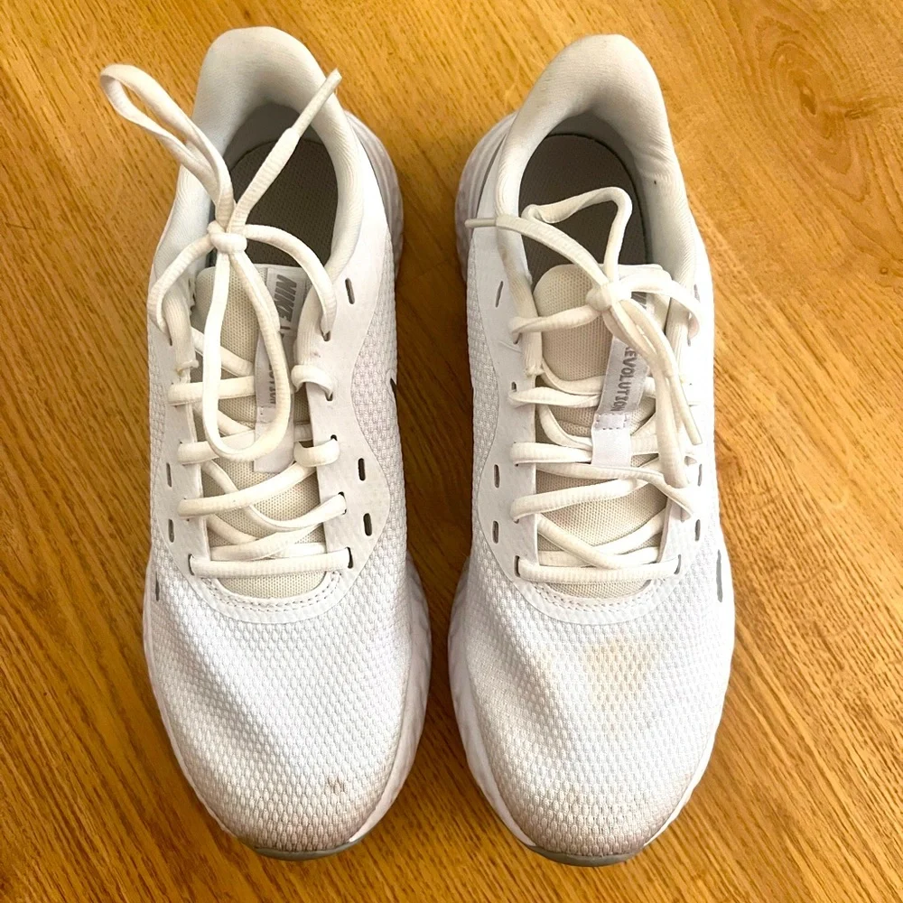 Women’s Nike Revolution 5 - Picture 2 of 2